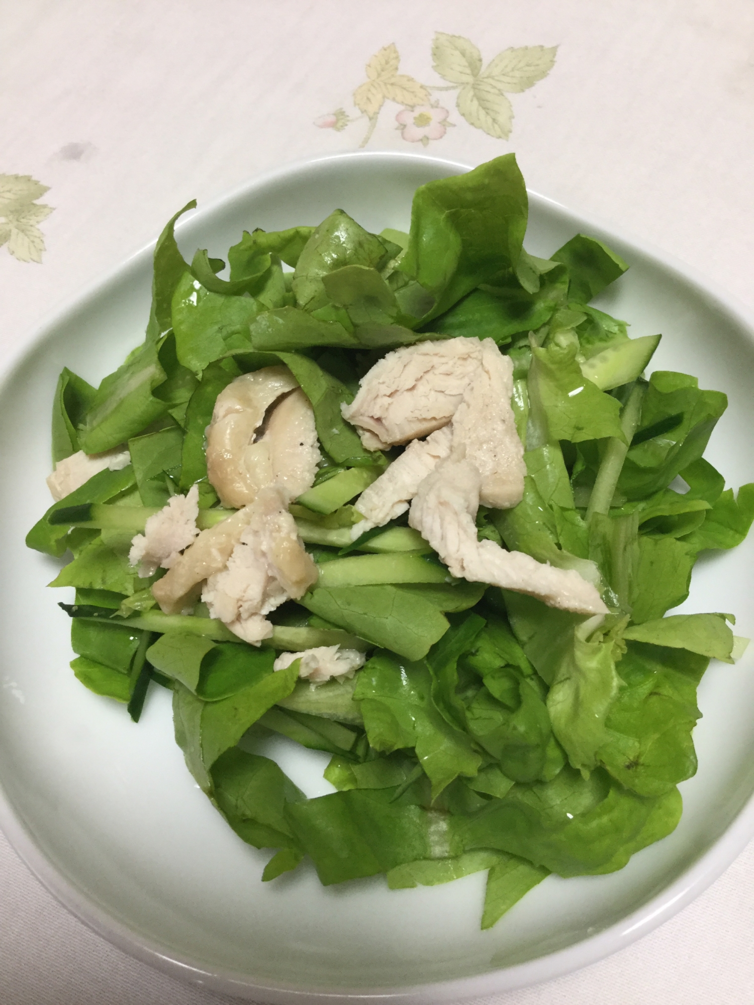 サラダ菜と鶏ハムのシンプルサラダ