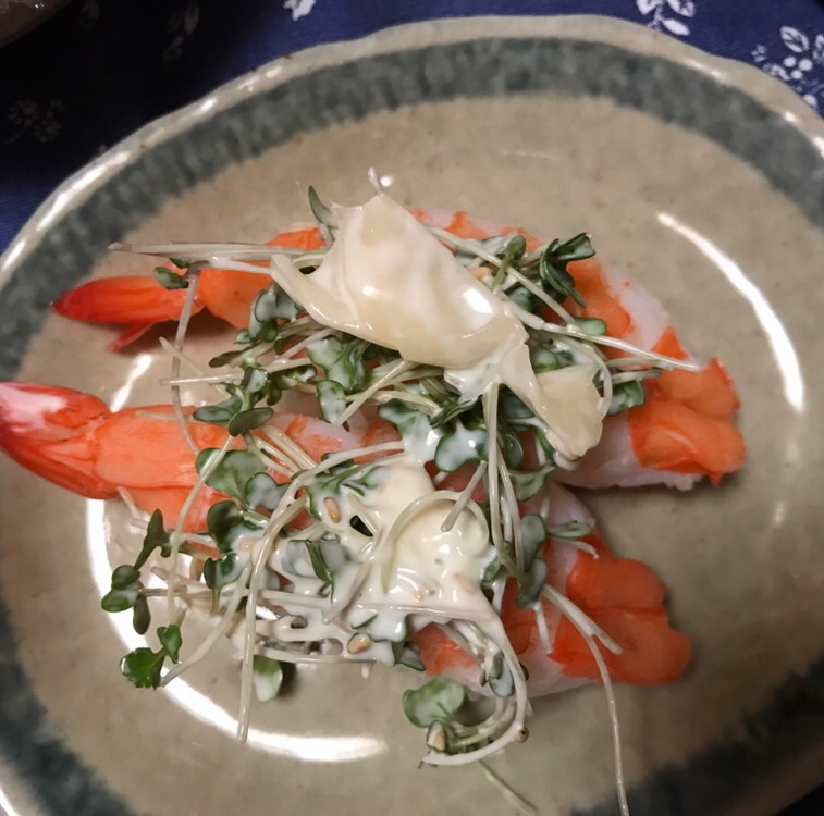 スプラウトとガリのマヨ和えのせ海老の握り寿司