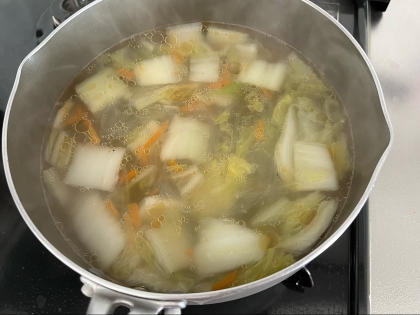 昨日のお鍋の材料で、ちょうど白菜と人参が残ったので作りました！
春雨の消費もでき簡単で美味しかったです。