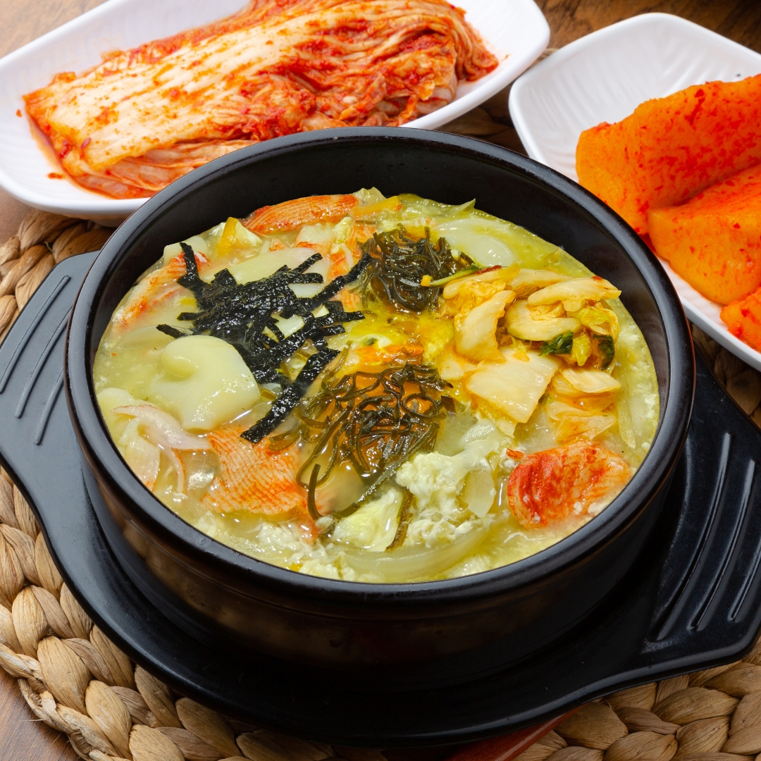 韓国おふくろの味﹣海鮮スジェビ﹣塩昆布漬け卵黄のせ