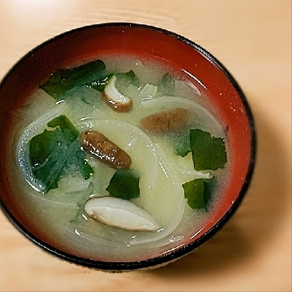 しいたけ、たまねぎ、わかめのお味噌汁