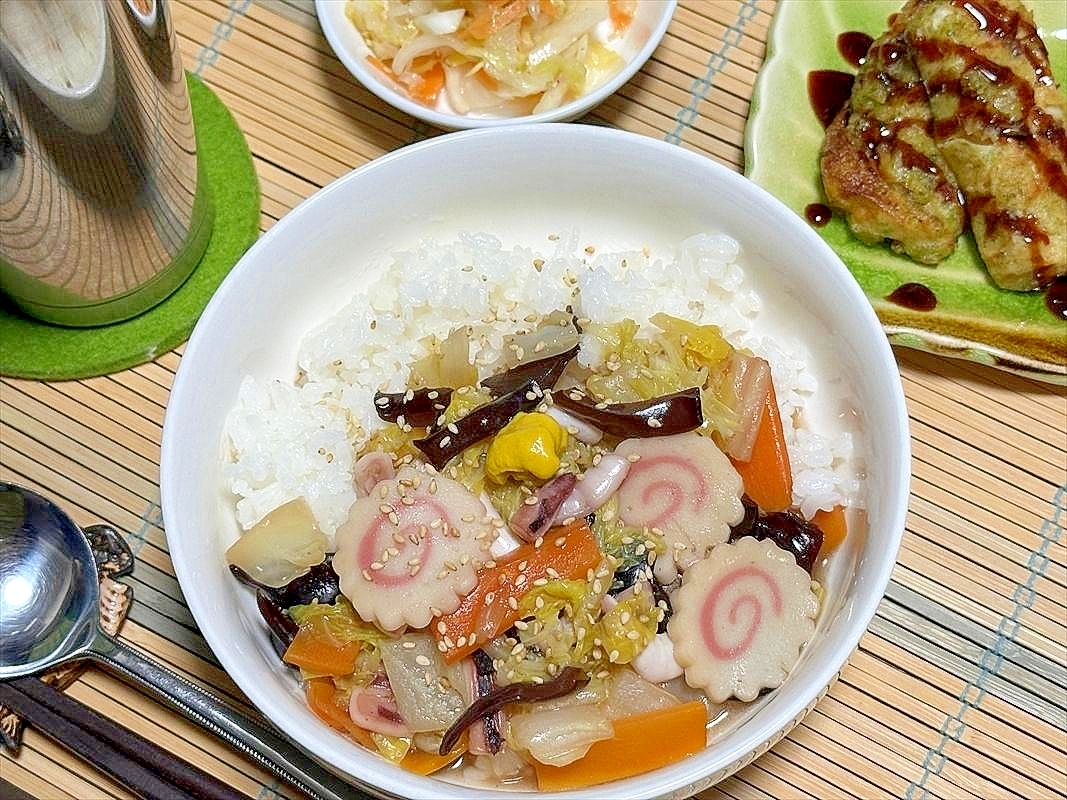 ぷるんぷるん生きくらげとこりこりいかの中華丼どどん