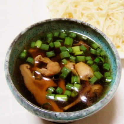 素麺で。なんて優しくて滋養にあふれた味♪椎茸と油揚げだけで他に何もいらないね。美味しくて生姜の「味変」を忘れるところでした笑。その後は大丈夫？みうちゃんに感謝！