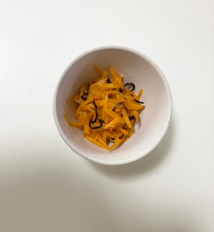 やみつき♡にんじんときゅうりのにんにく塩昆布和え