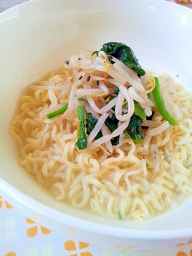 ほうれん草ともやし入り インスタント塩ラーメン レシピ 作り方 By ラズベリっち 楽天レシピ