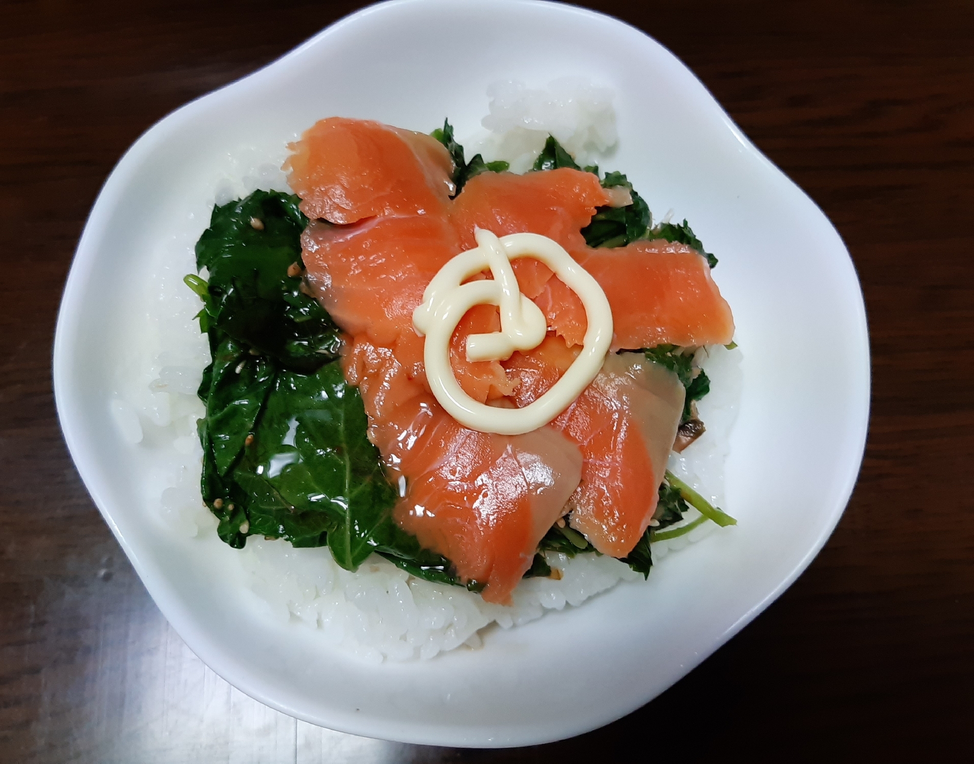 モロヘイヤとサーモンでねばとろ丼