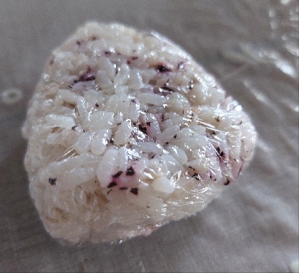 とろろ昆布とゆかりのごま油風味おにぎり