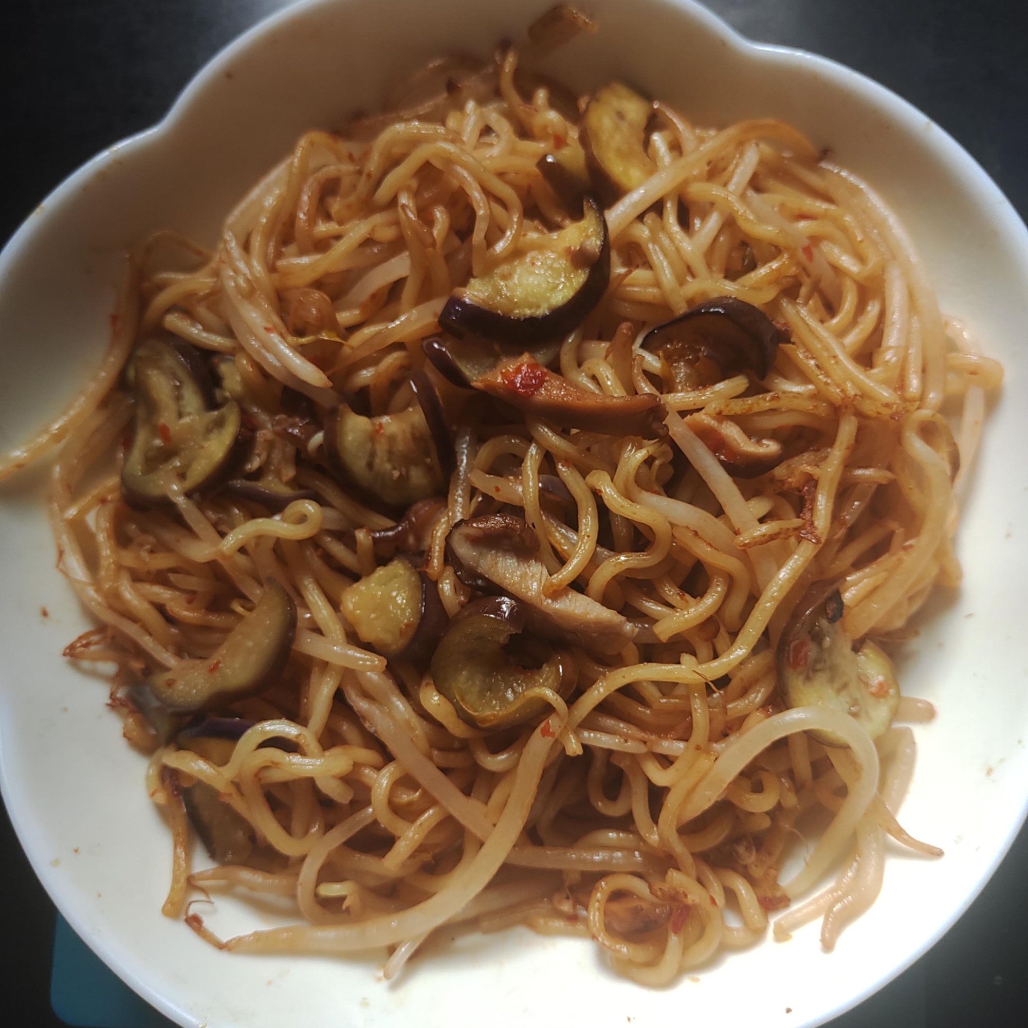 なす、もやし、しいたけ、豆板醤焼きそば