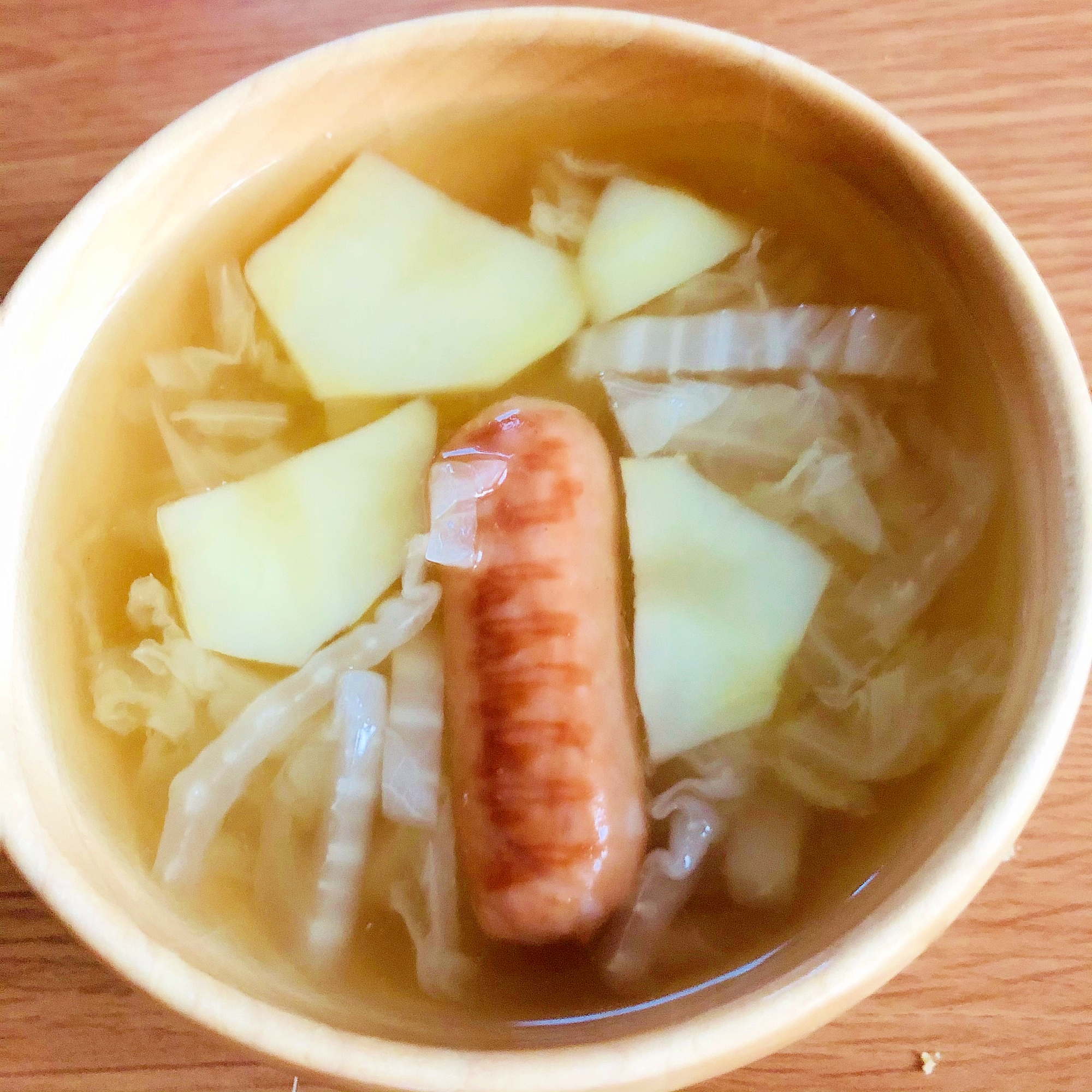 白菜とじゃがいもとウインナーのコンソメスープ