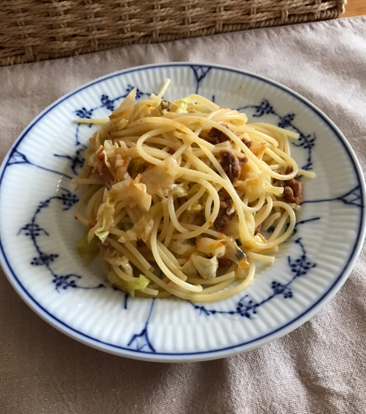 キャベツとはごろも煮のピリ辛ポン酢パスタ