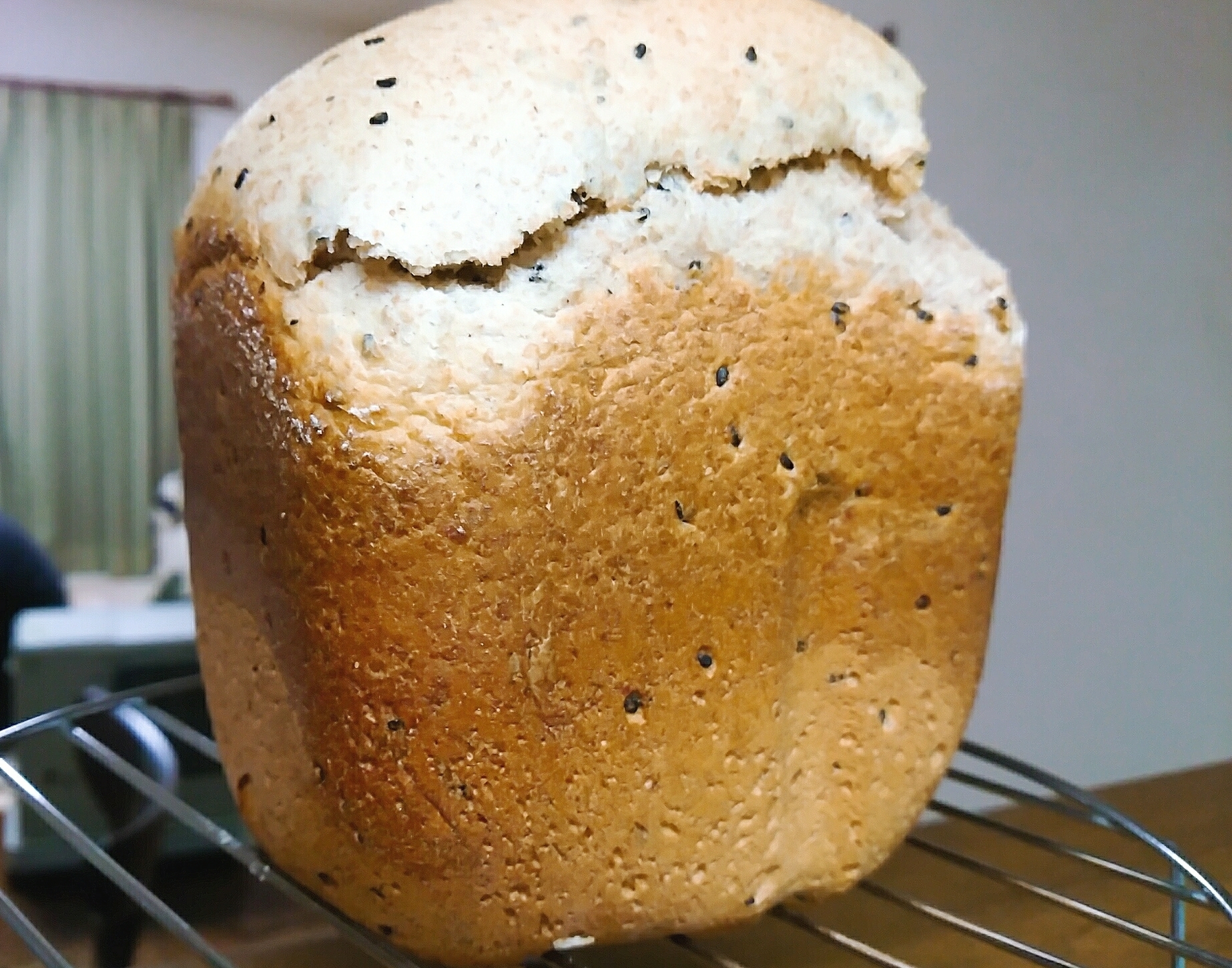 黒ごまの食パン