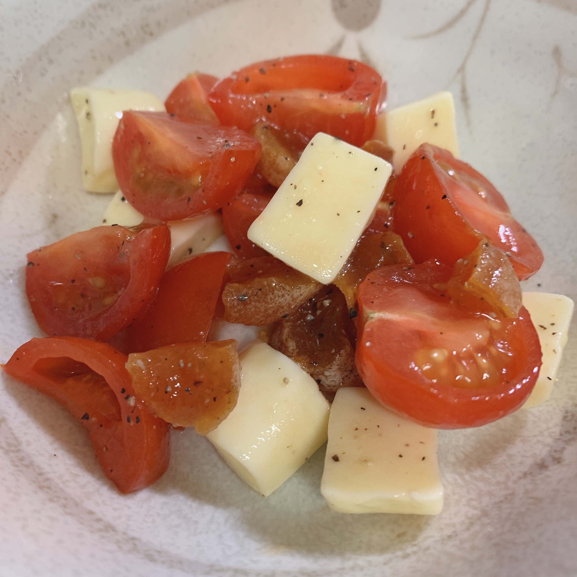 干し柿入り！トマトとチーズのマリネ/サラダ