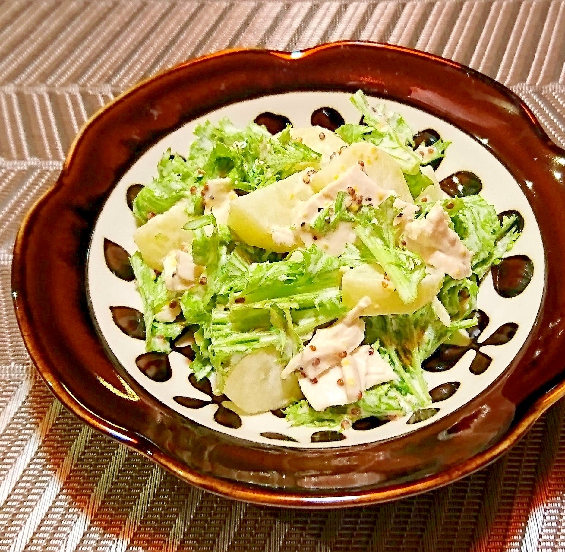 わさび菜とじゃがいもとサラダチキンのサラダ