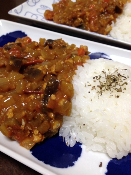 トマトがたくさんあったので、トマト缶のかわりに入れましたー。
カレーライスより、野菜沢山食べてる！って感じで美味しかったです(^^)