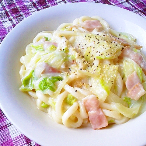 フライパンで簡単に！白菜とベーコンのクリームうどん