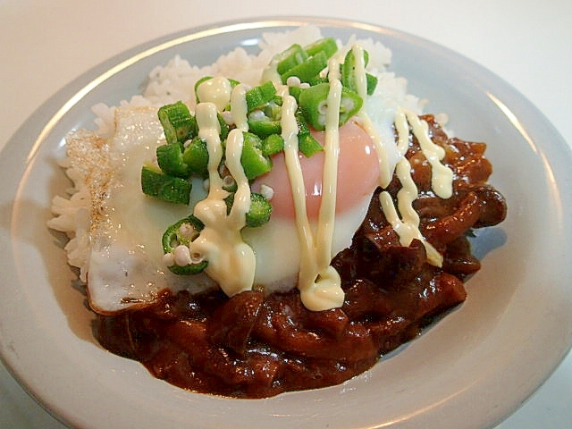 目玉焼きと丸おくらのせてカレーライス