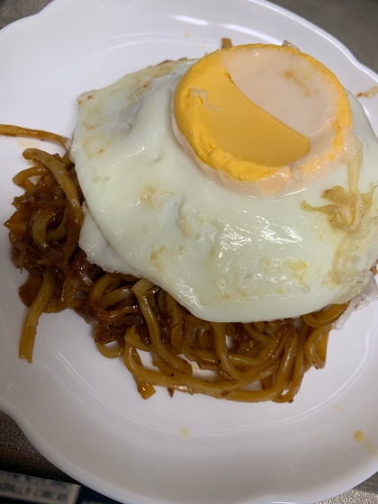 イカ焼きそば目玉焼き乗せ