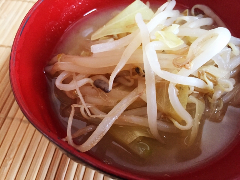 シャキシャキ！モヤシとキャベツの味噌汁