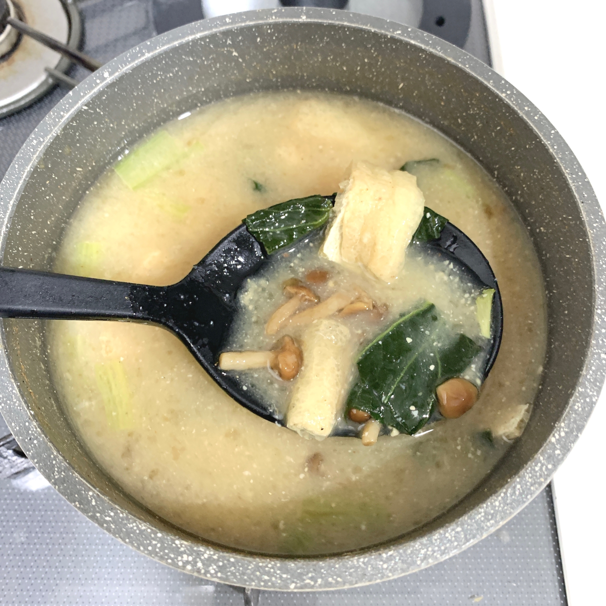 なめこ 小松菜 油揚げの具沢山な味噌汁