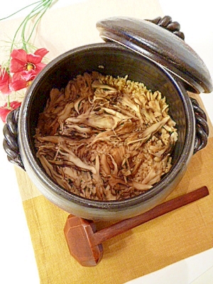 干し舞茸で調味料は2つのみ☆土鍋で炊き込みご飯。