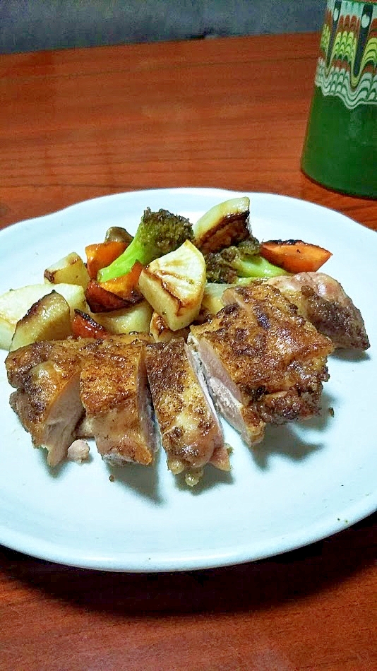 皮がパリッとうちの鶏モモ焼き