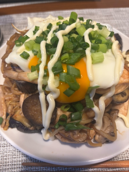 焼きそばの目玉焼きのせ