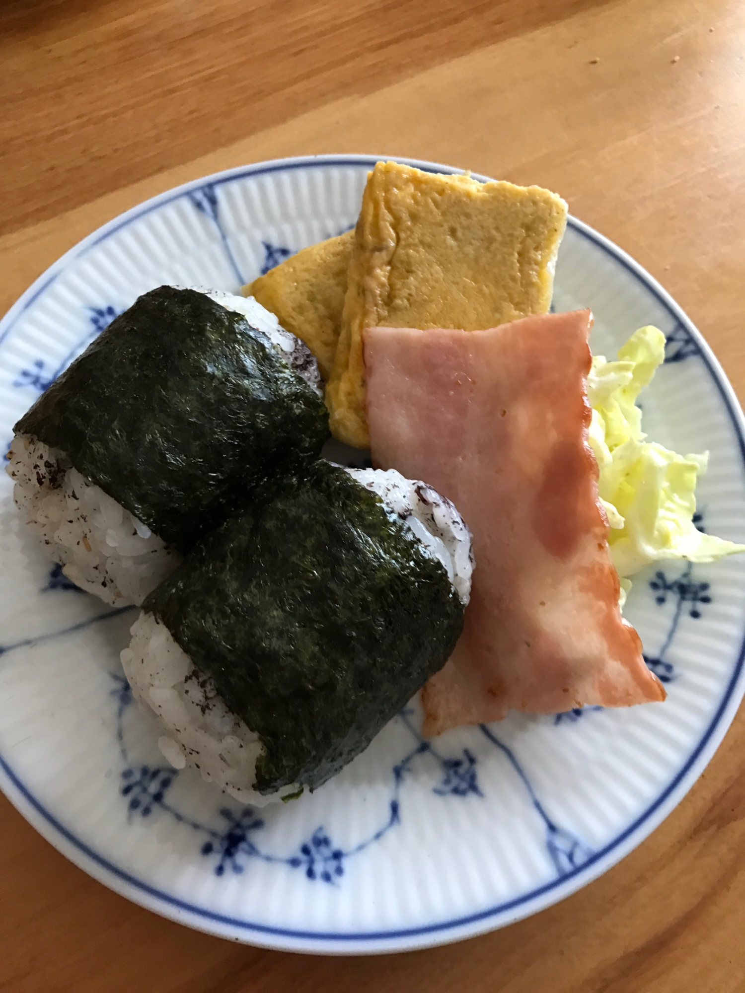 ゆかりおむすびと卵焼き、ベーコンの朝ごはん