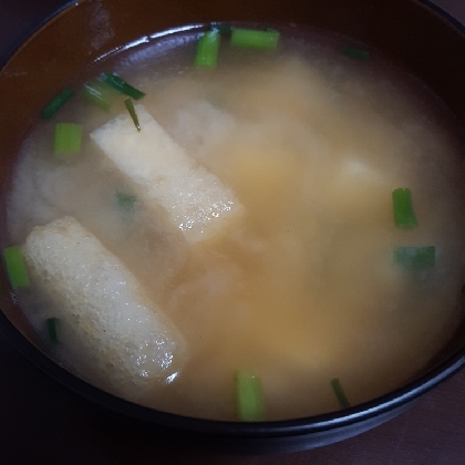 豆腐と油揚げと小ねぎの味噌汁