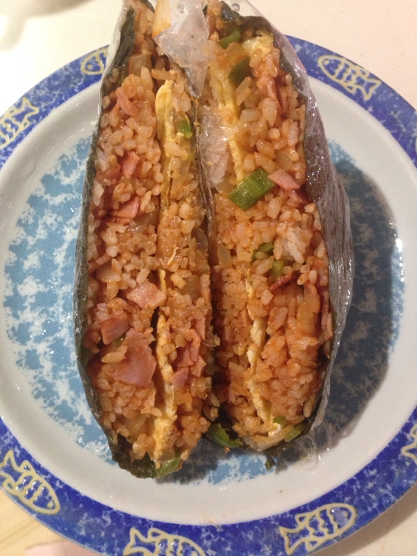 ケチャップライスでおにぎらず