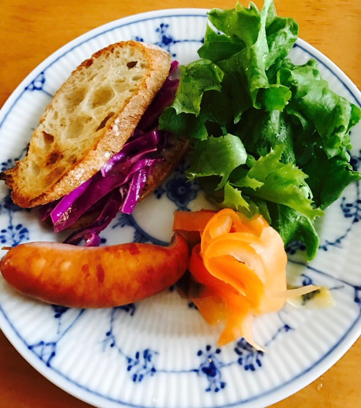 紫キャベツサラダサンドの朝ごはんプレート