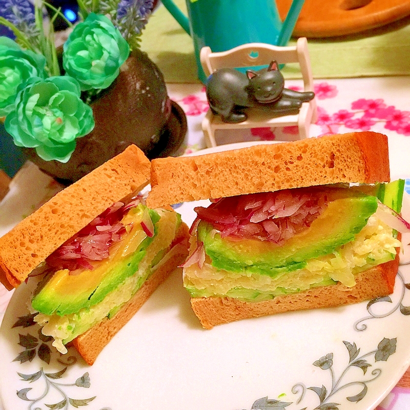 アボカドと彩り野菜のよくばりサンド