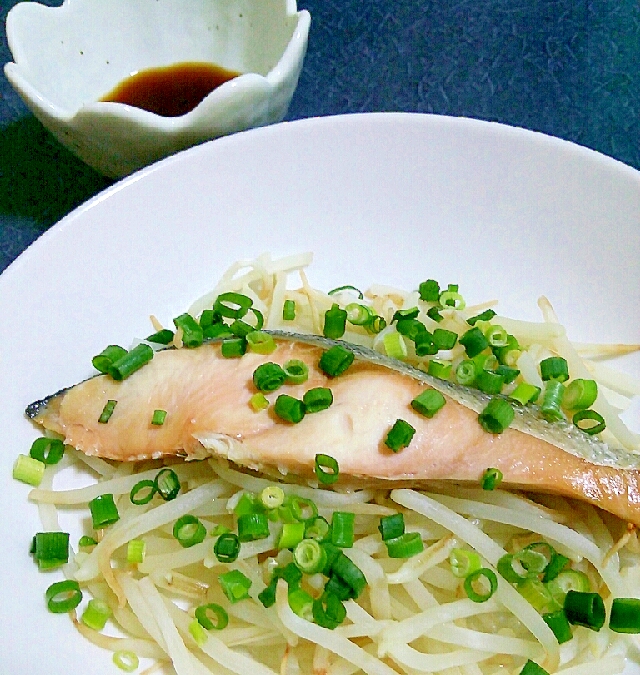 簡単です♪鮭ともやしのレンジ蒸し