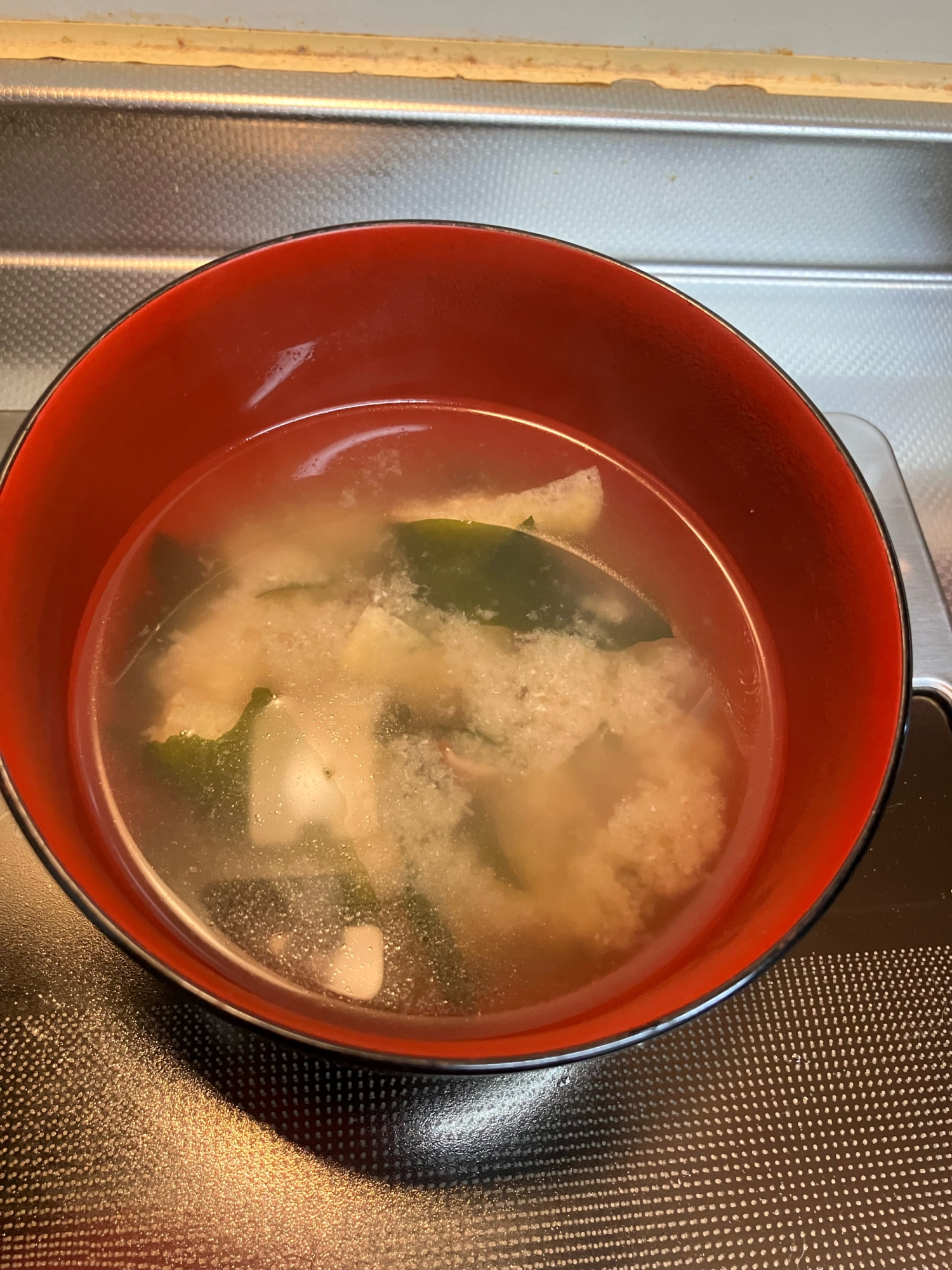 椎茸の旨み出汁♪椎茸と油揚げとワカメのお味噌汁♪