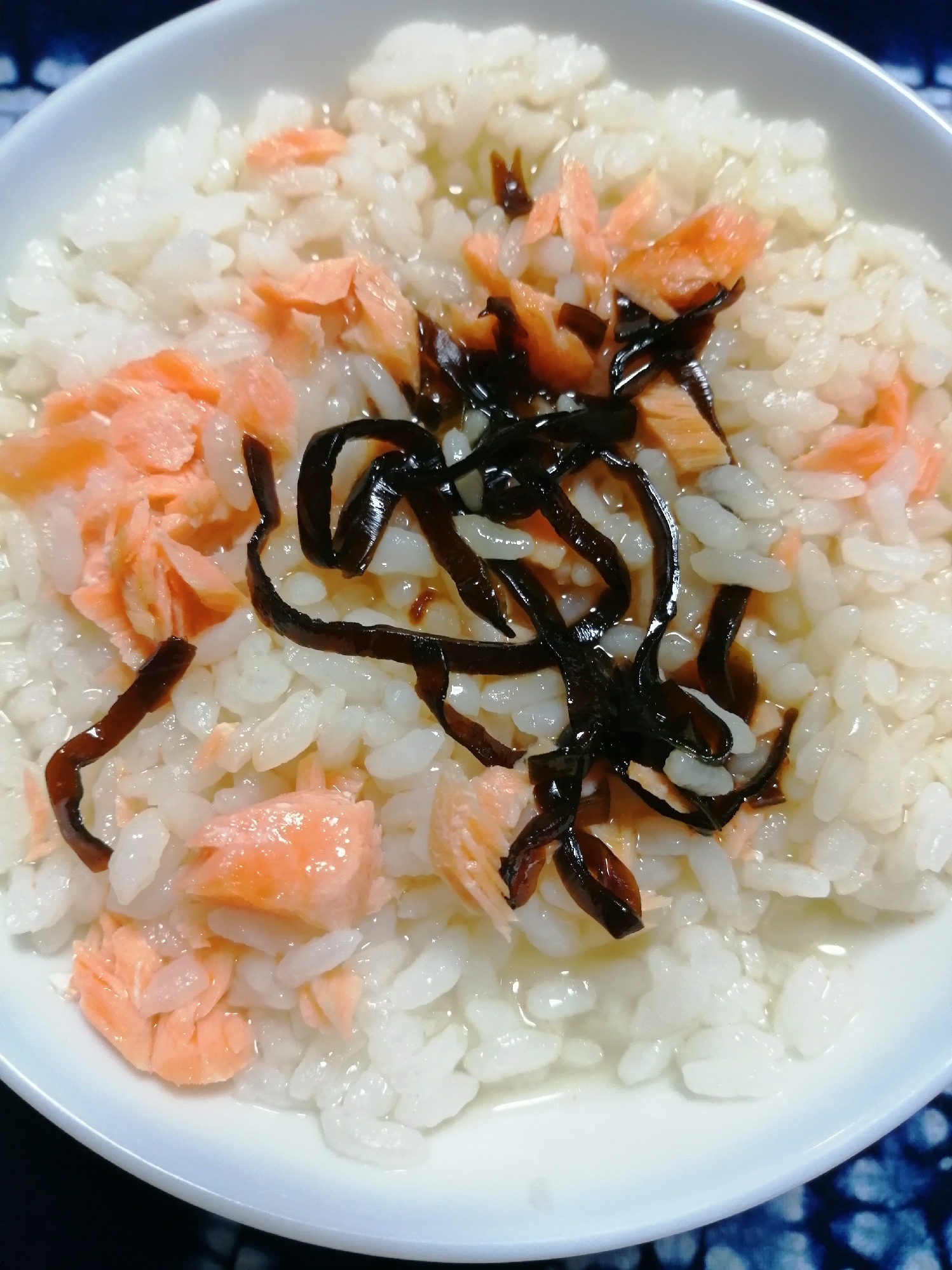 焼鮭と昆布の佃煮のお茶漬け