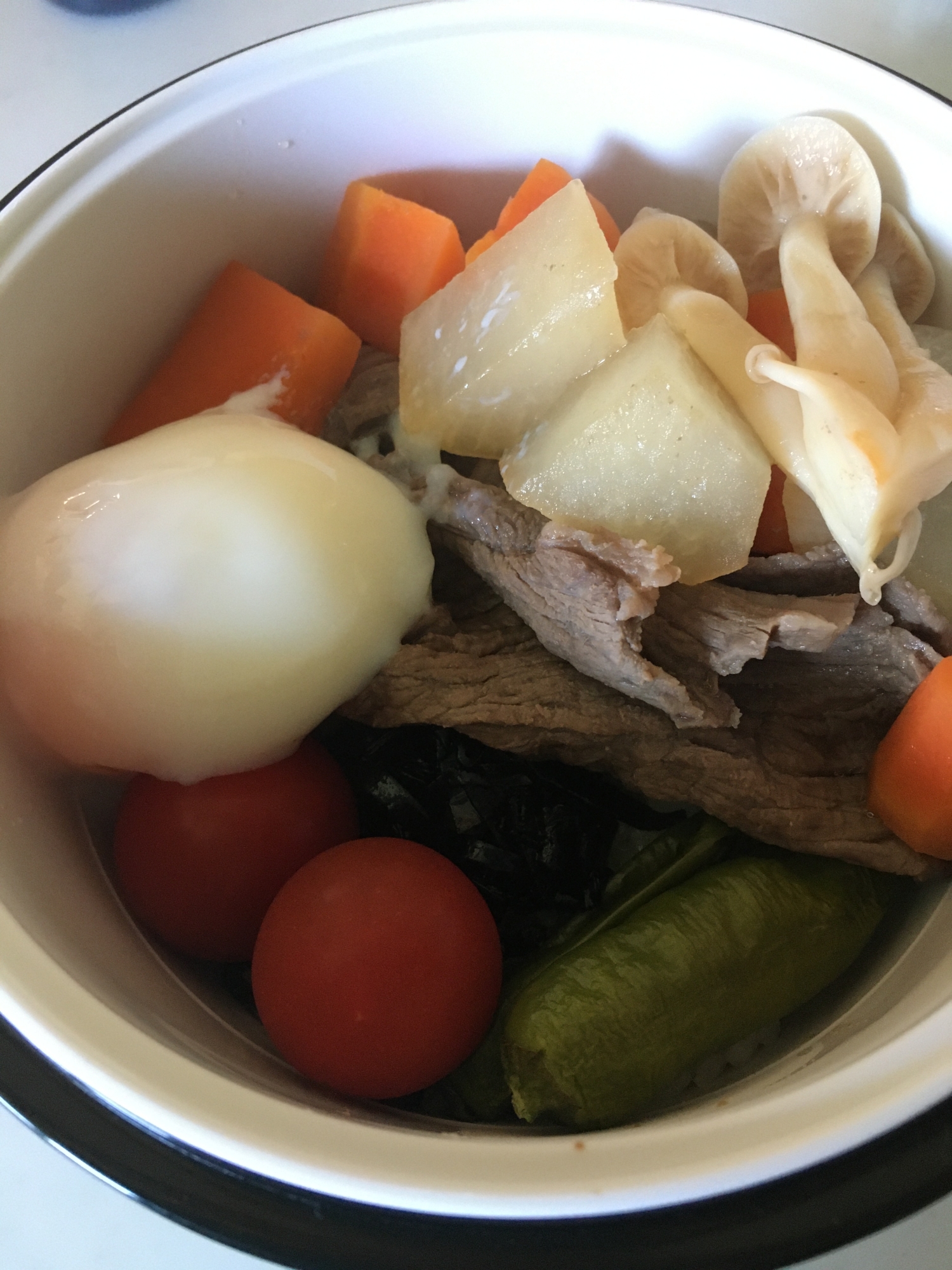 温玉のせ牛肉と野菜の煮物