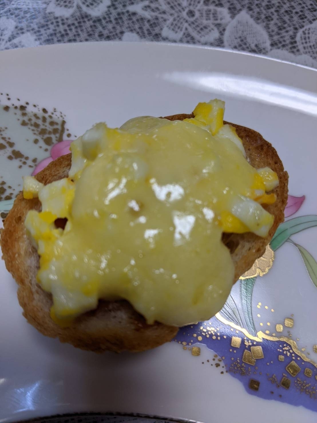フランスパンで作る卵のオープンサンド