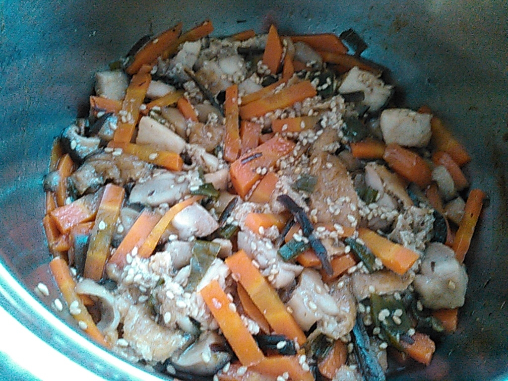 刻み野菜と酢昆布とり肉ゴマ油揚げ煮
