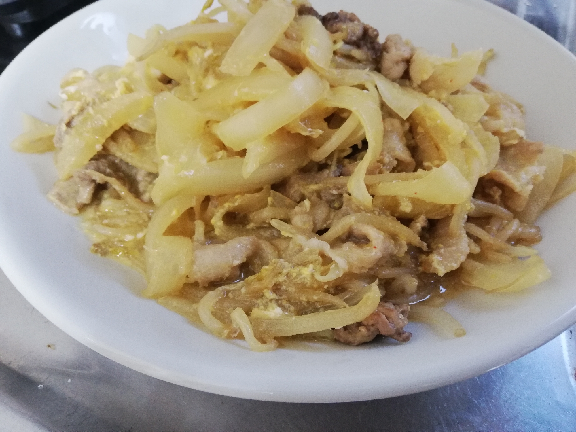 ピリ辛！もやしと玉ねぎの豚肉卵とじ！