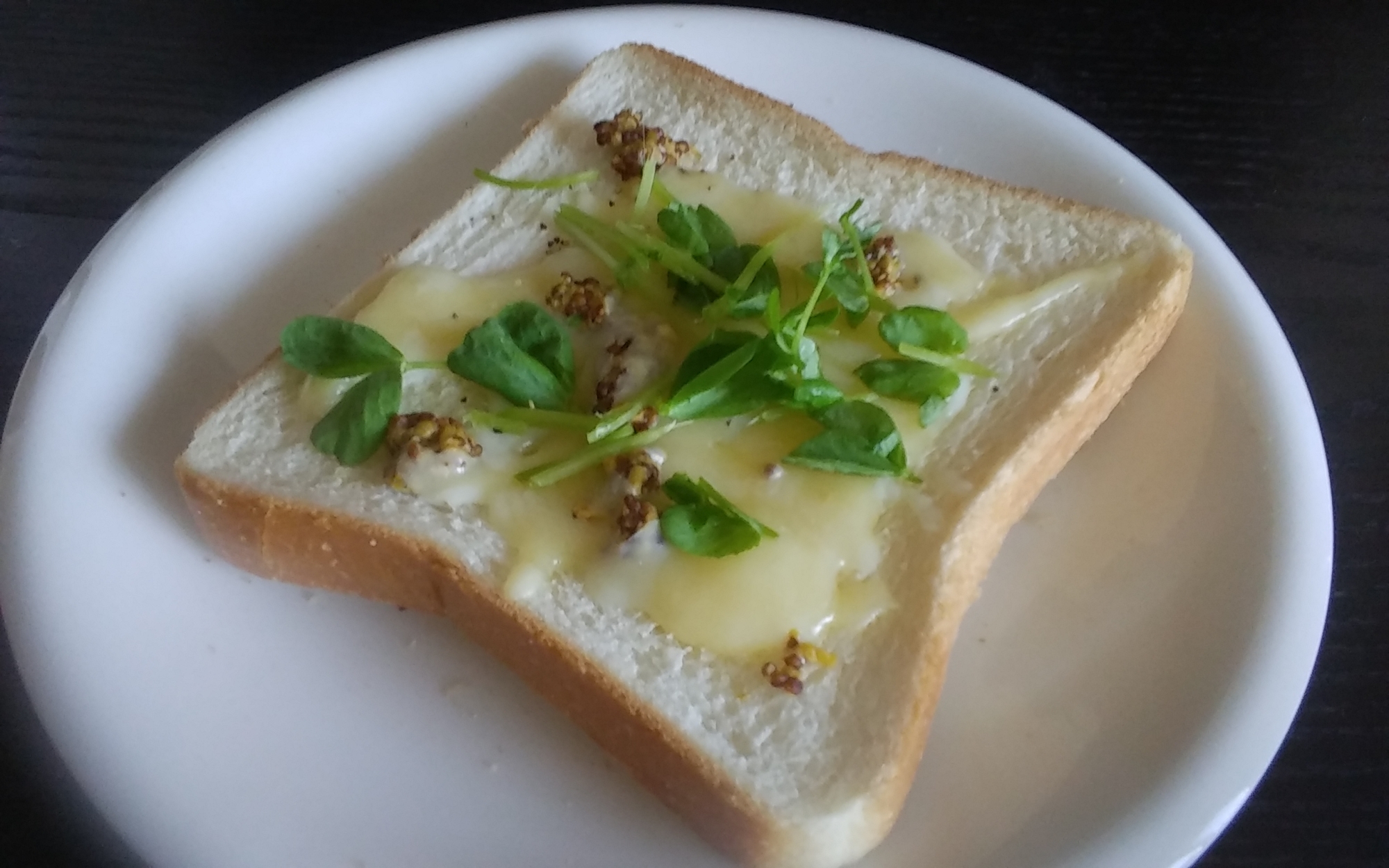 豆苗と粒マスタードのチーズトースト