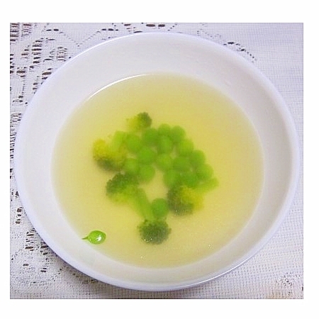 グリーンピースとブロッコリーのスープ