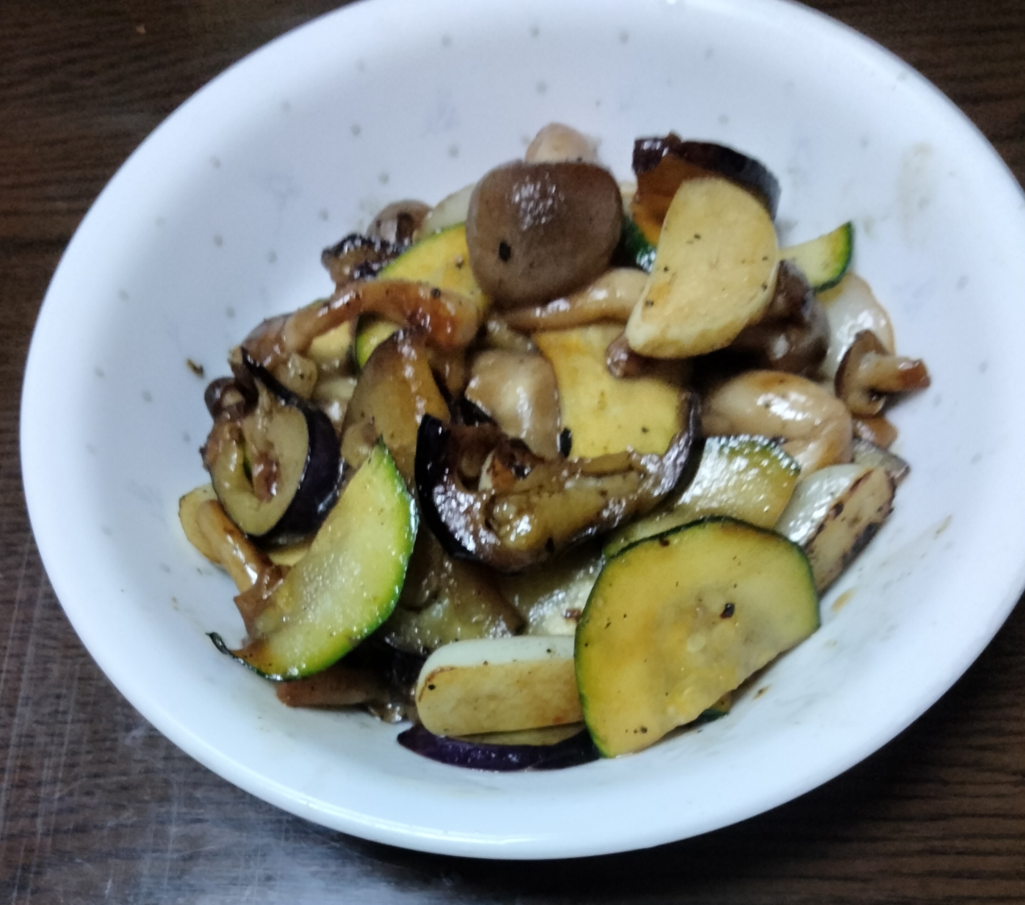 なすズッキーニにんにくしめじのバタポン炒め