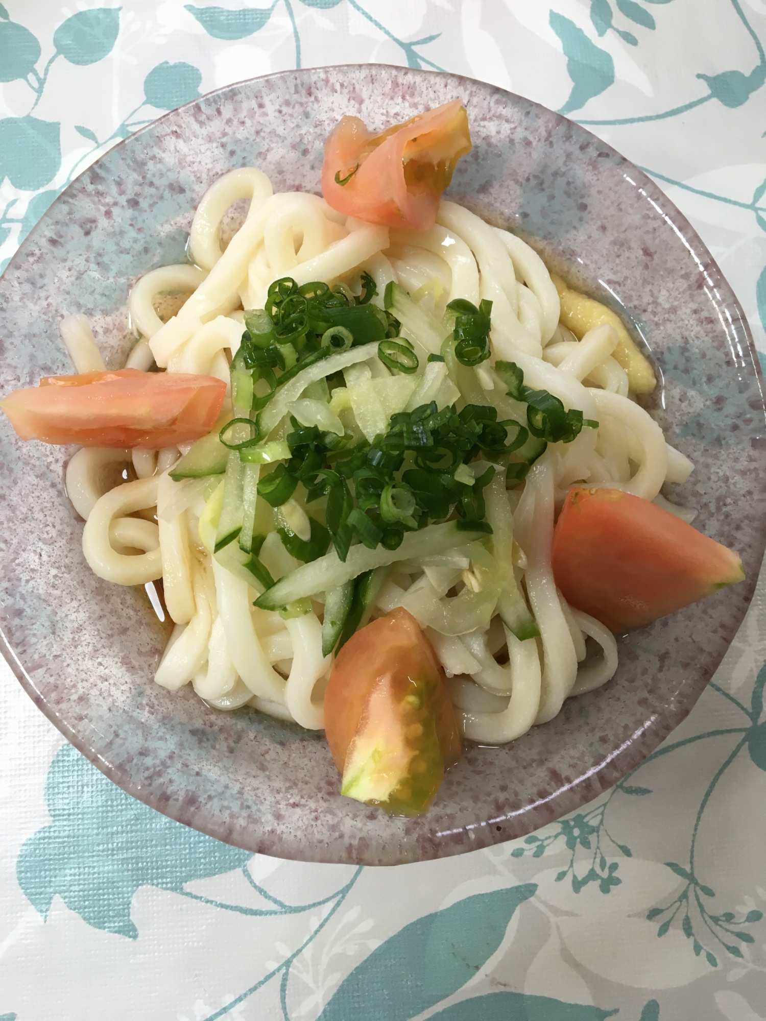 トマトときゅうりで彩り(*^^*)冷やしうどん☆