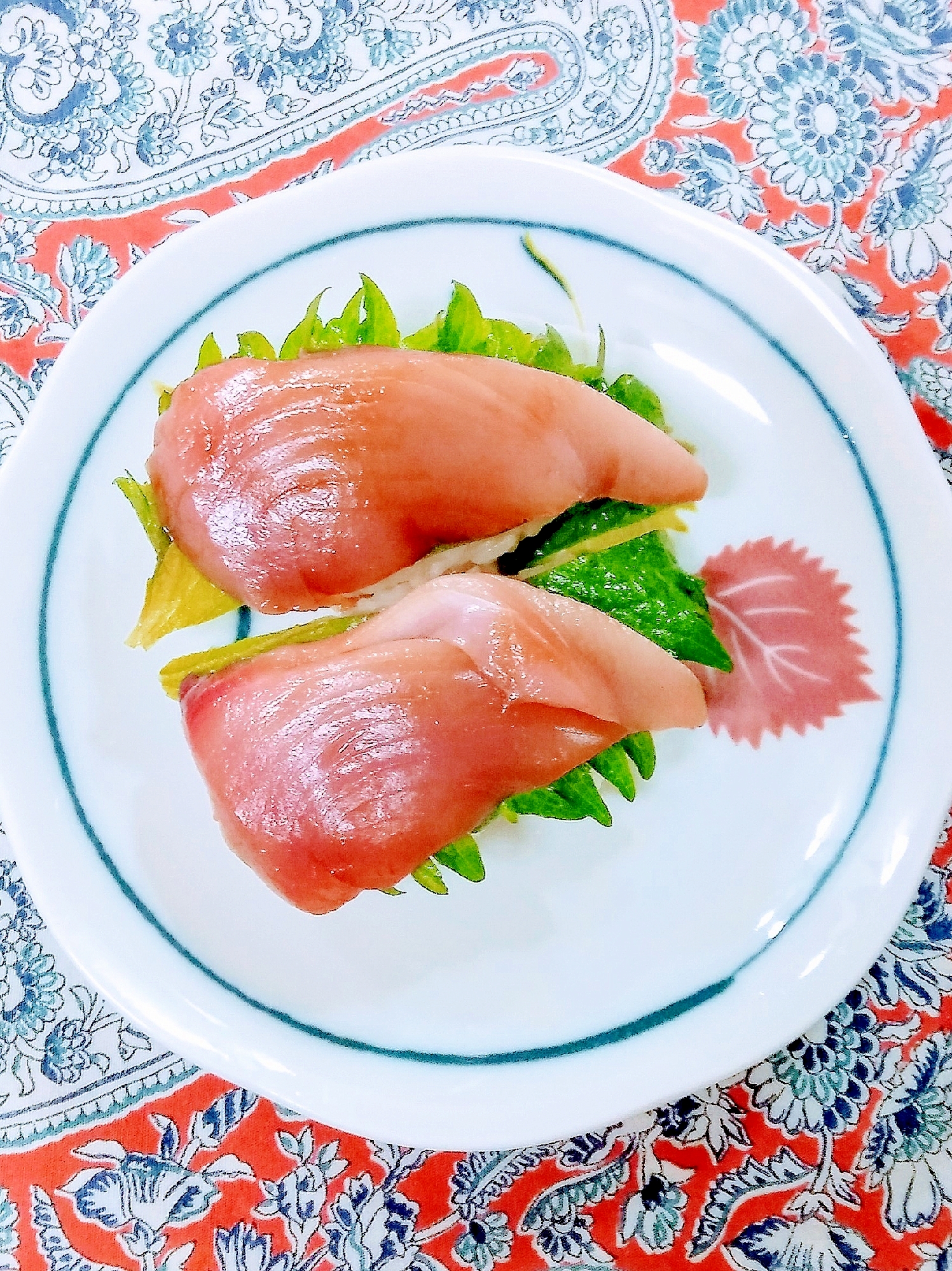 生マグロと大葉の握り寿司