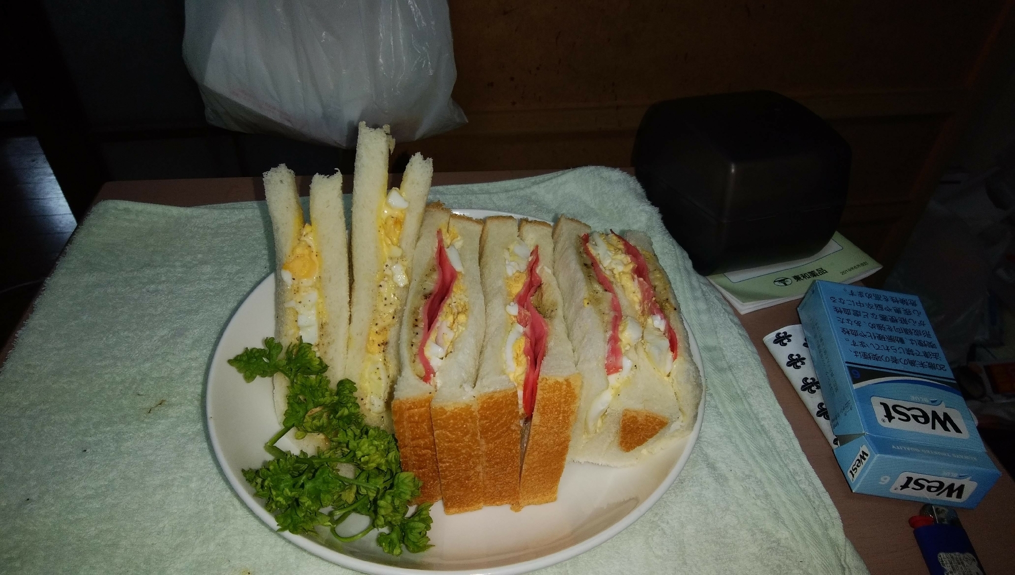普通のサンドイッチ（卵とボロニアソーセージ）