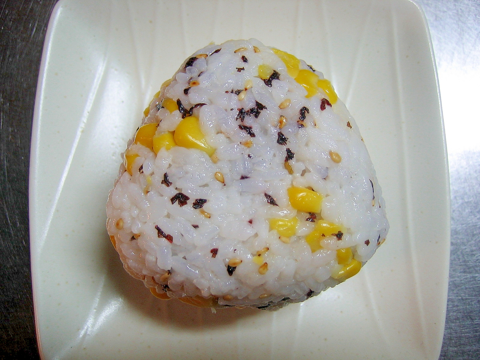 ゆかり コーンのゴマ入りおにぎり レシピ 作り方 By パンダ大好きねこ 楽天レシピ