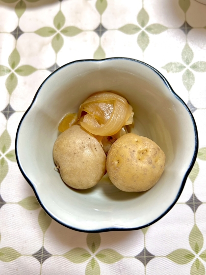 皮付きじゃがいもと玉ねぎの煮物