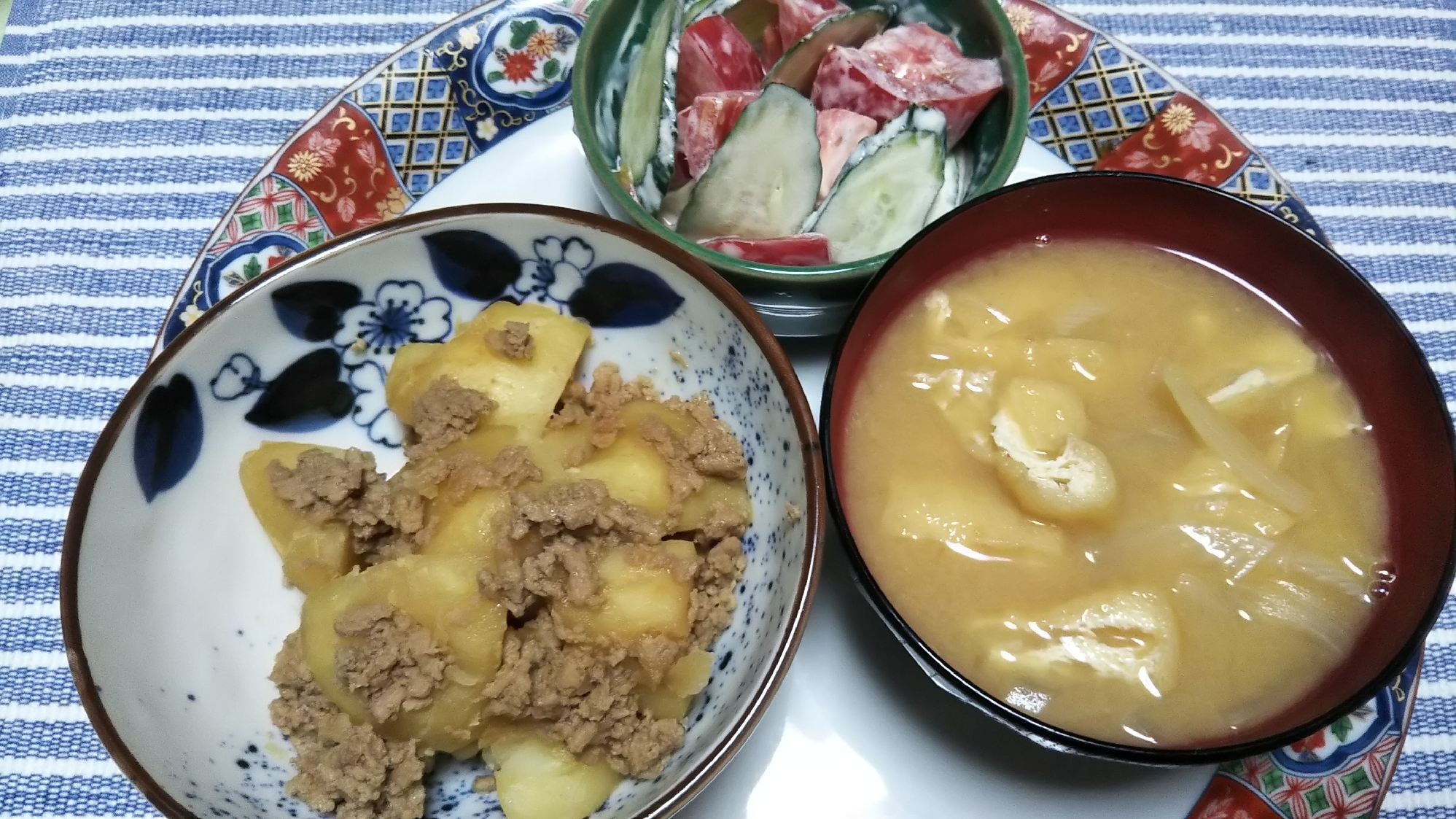 じゃがいものそぼろ煮と野菜サラダと油揚げの味噌汁☆