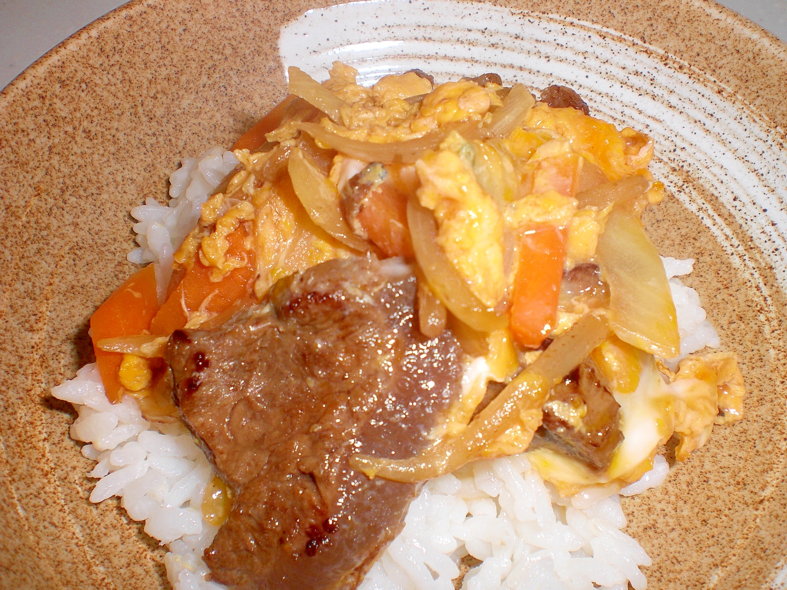 牛肉と野菜の卵丼