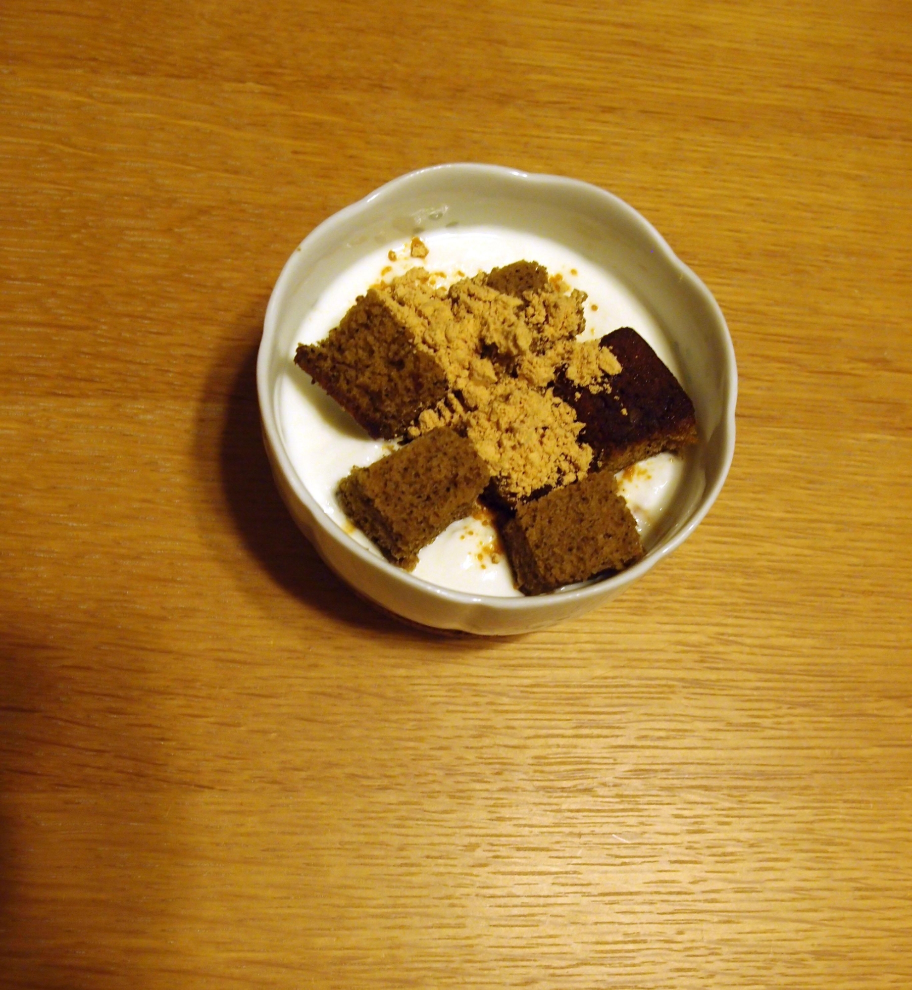 焼きカステラの黄な粉がけレーズンヨーグルト