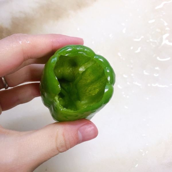 切らずにピーマンの種を簡単に取る方法 レシピ 作り方 By Chaika 楽天レシピ 切らずにピーマンの種を簡単に取る方法 レシピ 作り方 By Chaika 楽天レシピ